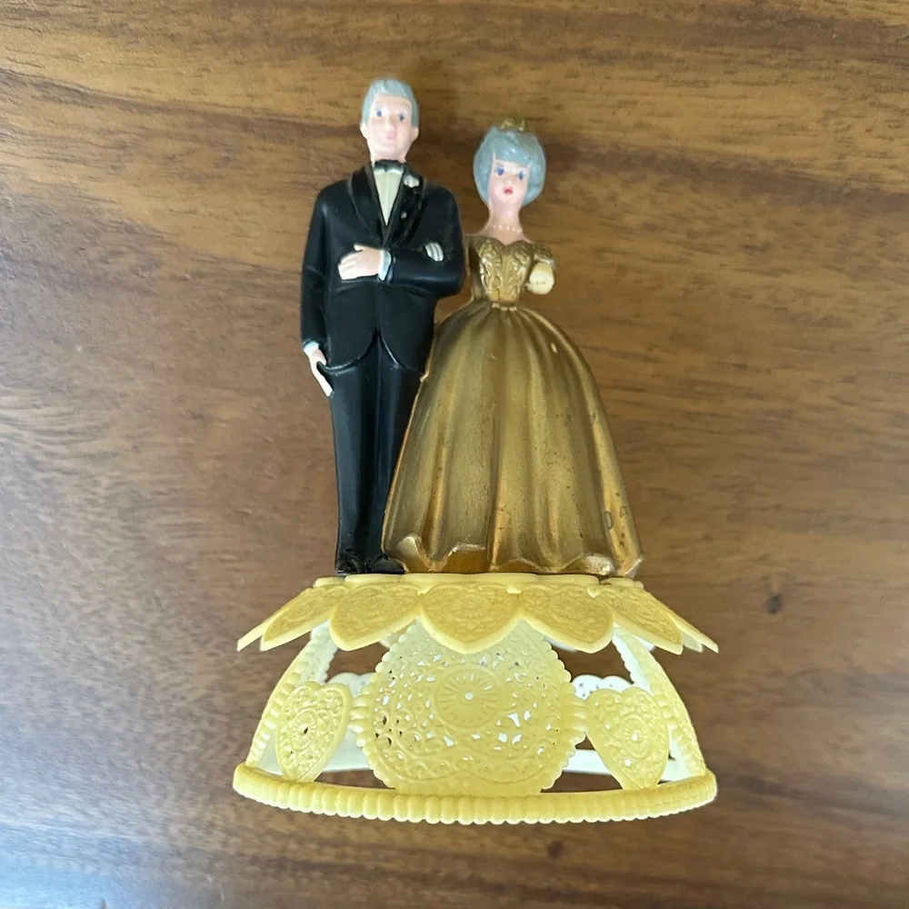 Elegant Wedding Cake Toppers Set
